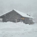 レヴォ - レストランの外観は雪に覆われ、艶消し濃灰茶色に塗装された木板張り壁とガラス張り壁&ガラス張り自動扉、ガラス窓とか視認出来ませんでしたが、自然に溶け込む佇まいの様でした