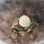 レヴォ - ⑨炭焼き月輪熊熟成赤身肉(富山県産、専属猟師仕留め、自店工房での血・内臓抜・解体)、金時草、菊芋、自家製ドライ蕃茄(トマト)のセック、高菜のピューレ和え、月輪熊のコンソメ&蜂蜜のジュレ添え