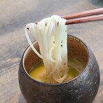 レヴォ - ⑬大門素麺(富山県産、アルデンテ)、自家採取した蕗の薹オイル、温かい山羊チーズのスープ
