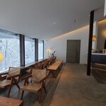 レヴォ - 店内のロビーは白い天井、白壁&ガラス張り壁、淡い茶色のタイル貼り床と木板張り床、木製の調度品、穏やかで上質な和みの空間となっています