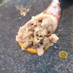 レヴォ - ⑭熾火焼きL’evo鶏(富山県、有限会社土遊野、若鶏)、月輪熊の脂&内臓のコンフィ&香茸の炊き込みご飯詰め、和芥子ソース添え