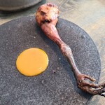 レヴォ - ⑭熾火焼きL’evo鶏(富山県、有限会社土遊野、若鶏)、月輪熊の脂&内臓のコンフィ&香茸の炊き込みご飯詰め、和芥子ソース添え