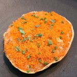 レヴォ - ⑫炒り内子で覆った香箱蟹(富山県富山湾産)の身と蟹味噌&ラクレットチーズ(富山県産)のグラタン、マイクロハーブを散らして