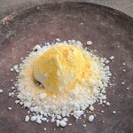 レヴォ - ⑲マスカルポーネクリームチーズのムース包みあんぽ柿(硫黄燻蒸し渋柿)、液体窒素で瞬間冷凍したリコッタチーズパウダー添え、柚子皮パウダー掛け