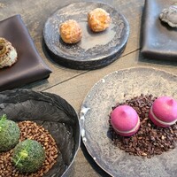 レヴォ - ①炙り白蝦、自家製白蝦煎餅敷き
                    ②L’evo鶏のレバーペースト挟み赤ビーツ・メレンゲ
                    ③満寿泉の酒粕を練り込んだグジェール、削り山羊チーズ掛け
                    ④白甘鯛と馬鈴薯のクロケット
                    ⑤灰干し白幻魚、山椒まぶし