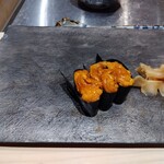 銀座のみこ寿司 - 左のチリ産うに3貫