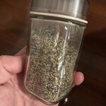 つじ製麺所 - ブラックペッパーは大きな粒の粗挽き