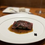 馳走西健一 - ⑧炭火焼き日本鹿背ロース(静岡県清沢産、雌、3歳、茶葉喰い個体)、馬鈴薯(レッドムーン、1年熟成、静岡県藤枝産)ペースト敷き、玉露入り赤ワインとジェのソース掛け、塩漬け胡椒添え