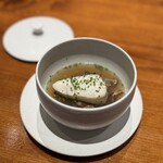 馳走西健一 - ④活〆寒鰆(静岡県駿河湾産、サスエ前田魚店)、焼き舞茸(静岡県産)&焼き榎茸(静岡県産)入り茸(舞茸&榎茸)のコンソメスープ、黒胡椒掛け