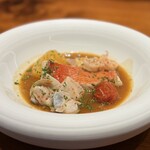 馳走西健一 - ⑤蒸し活〆金目鯛(静岡県駿河湾産、サスエ前田魚店)入り魚介と野菜のブイヤベース《蛤(静岡県焼津産、サスエ前田魚店)&鬚長海老(ヒゲナガエビ、静岡県駿河湾産、サスエ前田魚店)&ミニ蕃茄