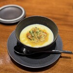 馳走西健一 - ①胴丸蟹(ドウマンガニ、正式名:棘鋸蝤蛑《トゲノコギリガザミ》、雌、静岡県浜名湖産、サスエ前田魚店)の身&内子載せフラン《西洋茶碗蒸し》