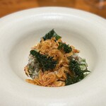 馳走西健一 - ⑨揚げ桜蝦(解禁初物、静岡県駿河湾産、サスエ前田魚店)掛け餅麦&玄米リゾット(若布&あおさ海苔入り)、焼きケール載せ