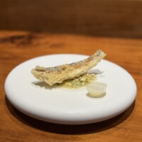 馳走西健一 - ②游がせ大和叺(ヤマトカマス、静岡県駿河湾産、サスエ前田魚店)フリット、茹で卵&玉葱&ケールのタルタル