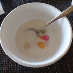 Club Med Phuket - タイのデザート。甘い液体に、カラフルな小さい白玉みたいなんが入っています。