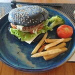 Club Med Phuket - 人気のハンバーガー。炭入のバンズ。
