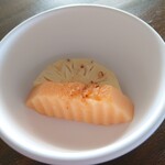 Club Med Phuket - 砂糖と塩とチリ？を混ぜたものをかけてみました。フルーツにトッピング。スイカに塩のイメージ。