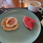 Club Med Phuket - パンケーキの大きい方でも直径10cmない。