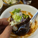 キッチン ブルー グローブ - サラダを添えて