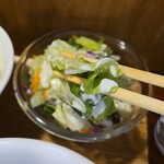 キッチン ブルー グローブ - サラダをいただき