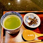 ティールームたかはし - クリームぜんざいと一緒に出してくださる煎茶と,塩昆布