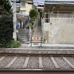 アマルフィイ デラセーラ - 江ノ電の踏切のない線路を大胆に横断し階段を登ります