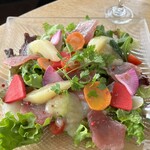 アマルフィイ デラセーラ - 鮮魚のカルパッチョ 彩り野菜とフルーツのソース 季節の果物を添えて