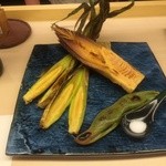 春の花 - 新鮮なヤングコーンとタケノコの焼き物。