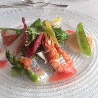 ヴェル・ボワ -  サラダ   帆立、エビ、マグロなどが入っていて目にも鮮やかな初夏のツツジのような色合いでした