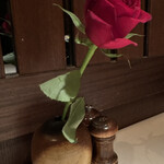 ザンビ - テーブルにバラ