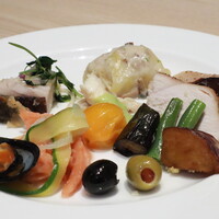 ベルテンポ - 【温製料理】ターキーのロティ、ノルウェーサーモン等