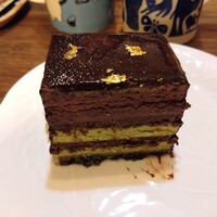 SEZANNE - ピスタチオケーキ（カット後）