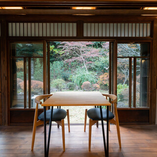 季節の移ろいを感じられる美しい庭園が魅力の優美な空間