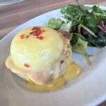サラベス 名古屋店 - サーモンのエッグベネディクト