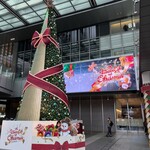 サラベス - 店の前にツリー