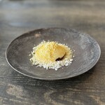 レヴォ - ⑲マスカルポーネクリームチーズ塗りあんぽ柿(硫黄燻蒸し渋柿)、リコッタチーズパウダー添え、柚子皮パウダー掛け
      