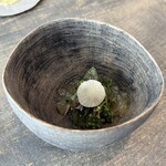 レヴォ - ⑨炭焼き月輪熊熟成赤身肉(富山県産、専属猟師仕留め、自店工房での血・内臓抜・解体)、金時草、菊芋、自家製ドライ蕃茄(トマト)のセック、高菜のピューレ和え、月輪熊のコンソメ&蜂蜜のジュレ添え