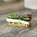 レヴォ - ⑧炭火焼き太刀魚(富山県富山湾産)、パリパリのフィユタージュ(折り込みパイ生地)、細工加賀太胡瓜&ハーブ載せ