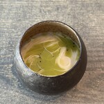 レヴォ - ⑬大門素麺(富山県産)、自家採取した蕗の薹オイル、温かい山羊チーズのスープ