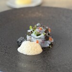 レヴォ - ⑥金糸瓜を包みんだ薪火炙り薄切り帯状水蛸足(富山県岩瀬産)、大葉オイル、紫蘇穂花を散らして、馬鈴薯の皮のコンソメスープの泡&キャビア(フランス産)添え