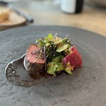 レヴォ - ⑰薪焼き熟成日本鹿肉(富山県産、専属猟師仕留、自店工房での血・内臓抜・解体)、日本鹿のジュのソース、薪焼き腐葉土&塩釜包み焼き赤蕪添え、白蕪のキャラメリゼ、ハーブリーフ載せ、完熟山椒を散らして