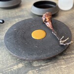 レヴォ - ⑭熾火焼きL’evo鶏(富山県、有限会社土遊野、若鶏)、月輪熊の脂&内臓のコンフィ&香茸の炊き込みご飯詰め、和芥子ソース添え