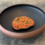 レヴォ - ⑫炒り内子で覆った香箱蟹(富山県富山湾産)の身と蟹味噌&ラクレットチーズ(富山県産)のグラタン、マイクロハーブを散らして