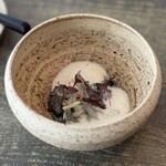 レヴォ - ⑩障泥烏賊新子(富山県富山湾産)、真菰茸(富山県氷見産)、貝の泡に微かに障泥烏賊の墨を加えたソース添え