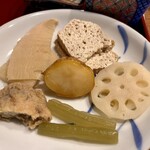 久田屋 - 山菜と煮物。味が染み染みで旨い