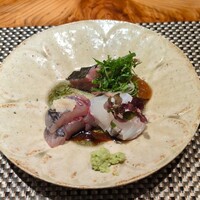 やすい - お造り：プリプリ食感の鯵と鯛、そして美味しい鰹の三種盛りに、青紫蘇、茗荷が飾られています。醤油とおろしポン酢でいただきます。