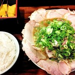 らーめん2国 - チャーシューらーめんとライス中