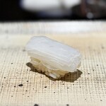 鮨 西崎 - やっぱり、この泥障烏賊は傑作！
      限りなく薄く切った烏賊は、断面積が増えて甘みを感じやすく、味のバラツキを抑えるために生み出した水塩が素晴らしい。
      いちいち理屈に適った美味しさです。