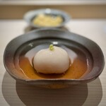 鮨 西崎 - どこの日本料理屋さん？(^^)
      この季節、どこも白子が同じように出てくるからと、葛寄せで。
      山芋を混ぜて、食感と風味が見事。傑作です。