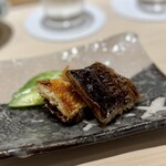 鮨 西崎 - 皮目からだけ50分ほど焼くという穴子。
      とっても軽いパリッパリ感と、身のふっくら感の、食感グラデーション。
      手間暇が、味わいにしっかり反映されています。