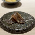 鮨 西崎 - 脂乗りのいいメヒカリを炙って。
      お摘みも、味や食感のバリエーションが豊かで、本当に楽しいです。